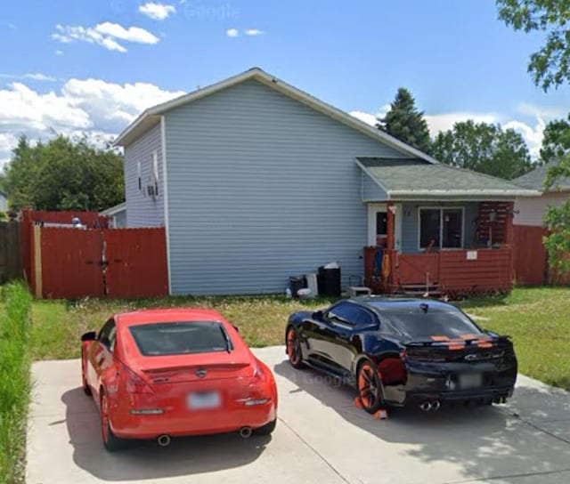 view of front of house featuring fence and a front yard