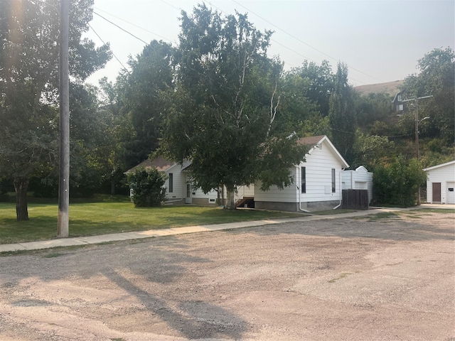 view of front of home featuring a front lawn