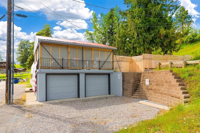 garage featuring gravel driveway