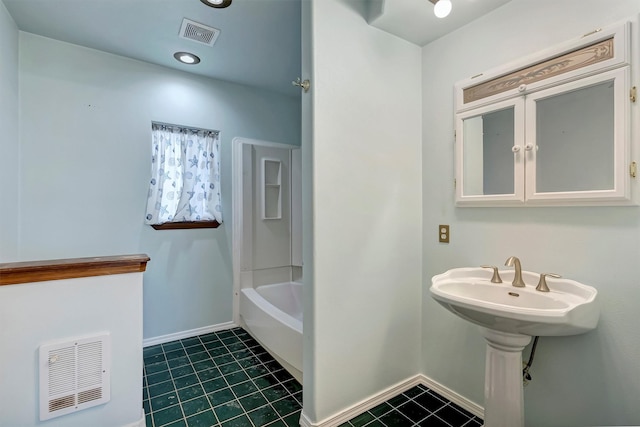 full bath featuring recessed lighting, baseboards, visible vents, and tile patterned floors