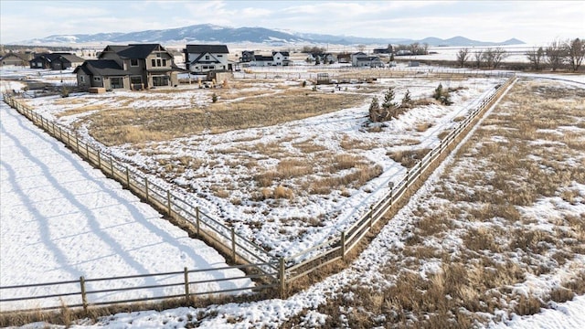 view of yard featuring a mountain view