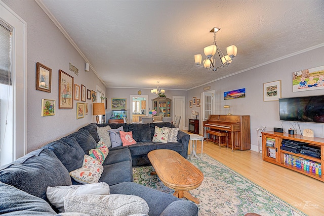 living area featuring a chandelier, light wood finished floors, and ornamental molding