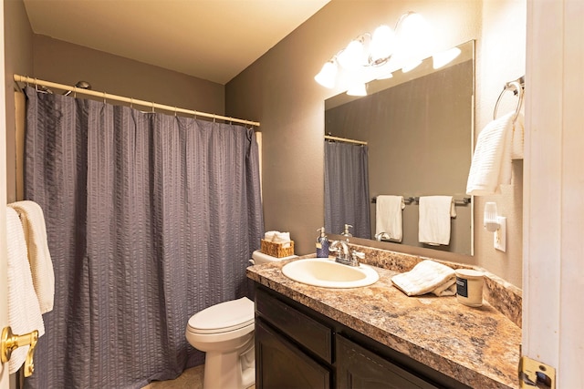 full bath featuring vanity, toilet, and a shower with curtain