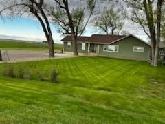 view of front facade featuring a front lawn