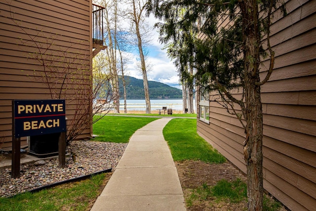 view of yard featuring a water and mountain view