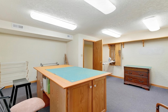 kitchen with carpet, visible vents, light countertops, and a textured ceiling