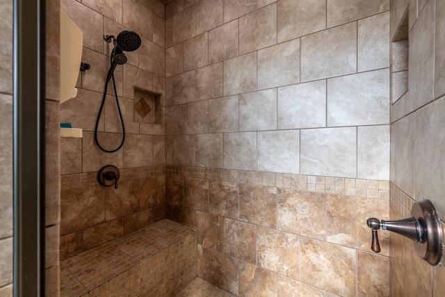 room details featuring a tile shower