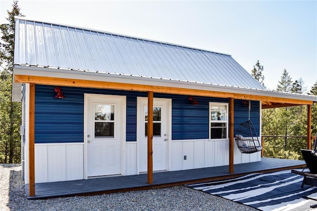 view of outdoor structure with an outbuilding