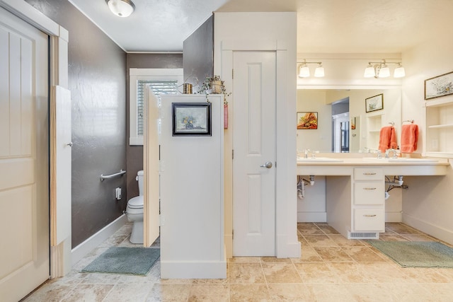 full bath featuring vanity, toilet, visible vents, and baseboards