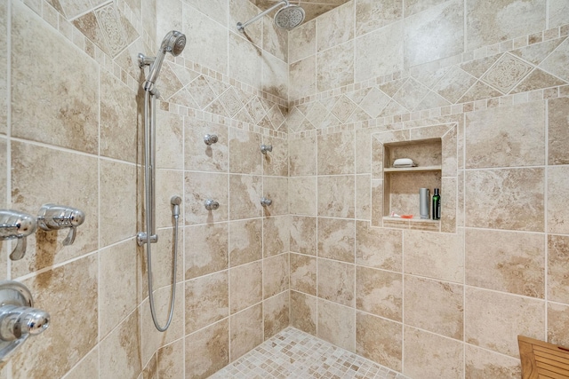 bathroom featuring a tile shower