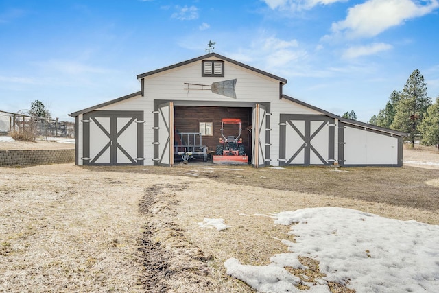 view of outdoor structure with an outbuilding