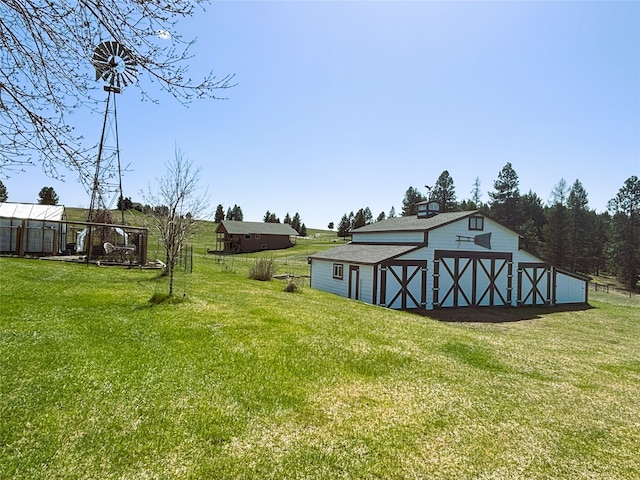 view of yard featuring an outdoor structure