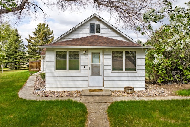 13195 US Highway 91 N, Conrad, MT 59425 - bungalow featuring a front lawn and a shingled roof