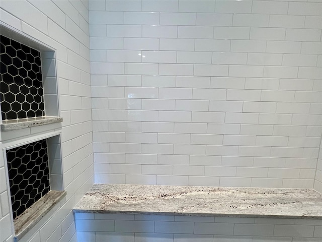 full bathroom featuring a tile shower