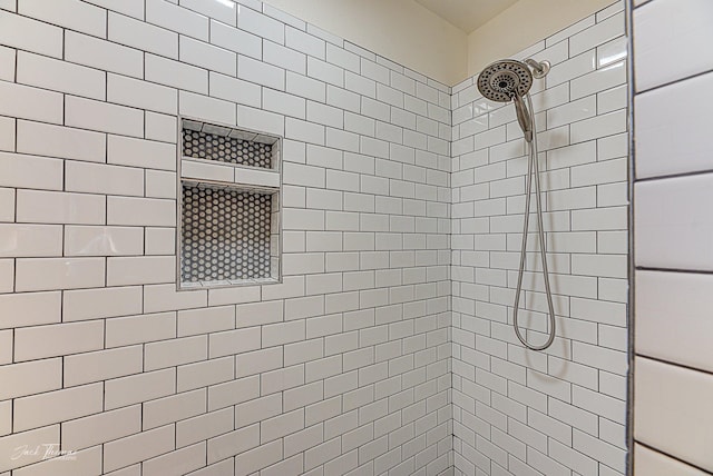 bathroom featuring a tile shower