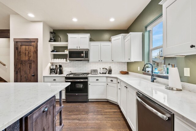 230 Forest Edge Trl, Kalispell, MT 59901 - kitchen with ceiling fan, a breakfast bar area, a center island, wood finished floors, and lofted ceiling