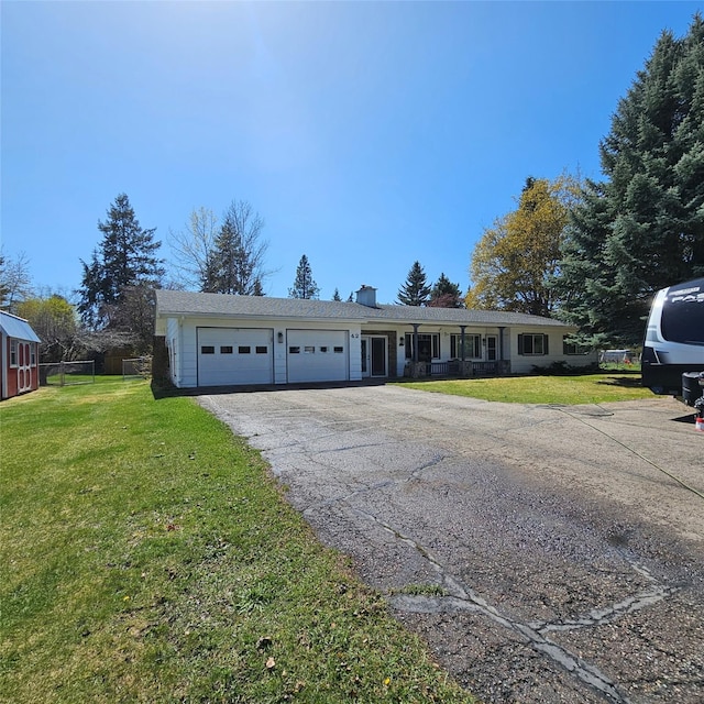 single story home featuring fence, a garage, a front lawn, and driveway