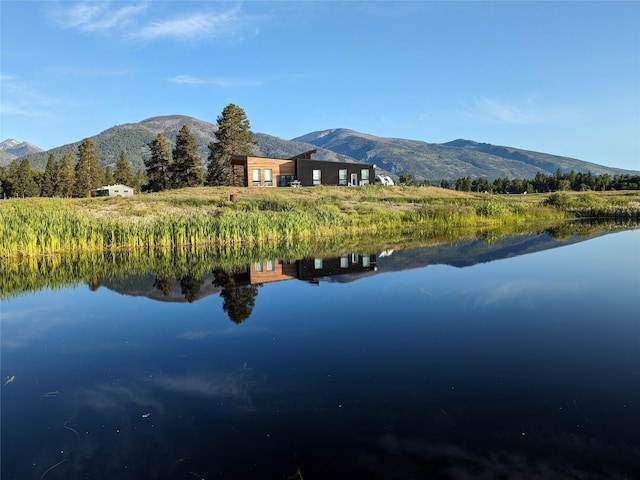 water view featuring a mountain view