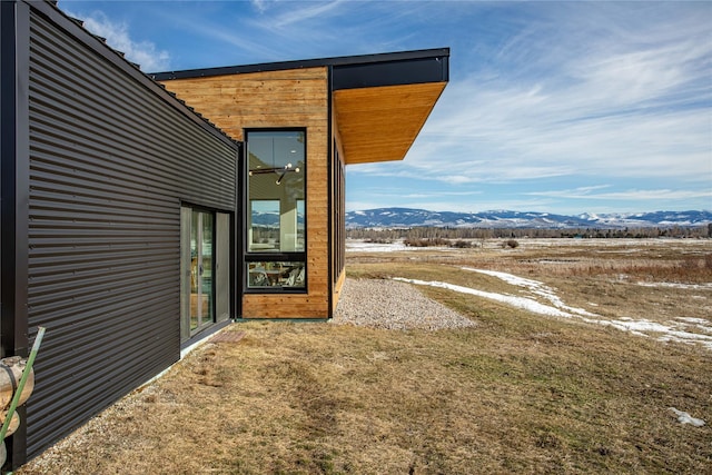 view of yard featuring a mountain view