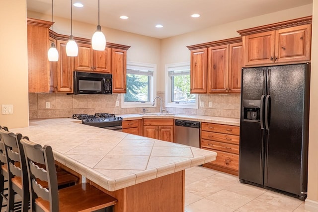 159 Fairway Blvd, Kalispell, MT 59901 - kitchen with black appliances, a sink, a peninsula, a kitchen breakfast bar, and decorative backsplash