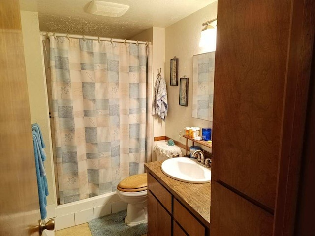 bathroom featuring toilet, a shower with curtain, a textured ceiling, and vanity