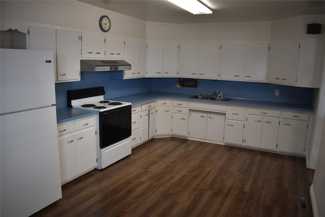 kitchen with under cabinet range hood, dark wood-style flooring, range with electric stovetop, a sink, and freestanding refrigerator