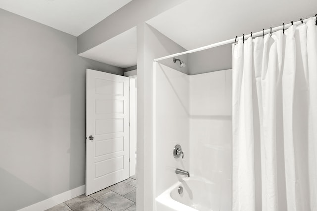 full bath with shower / tub combo and baseboards