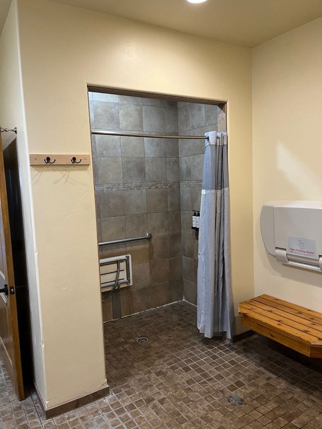 full bathroom featuring a tile shower