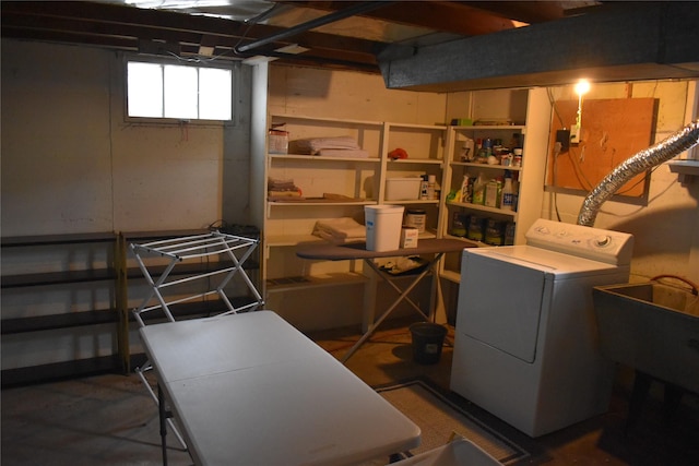 basement featuring washer / dryer