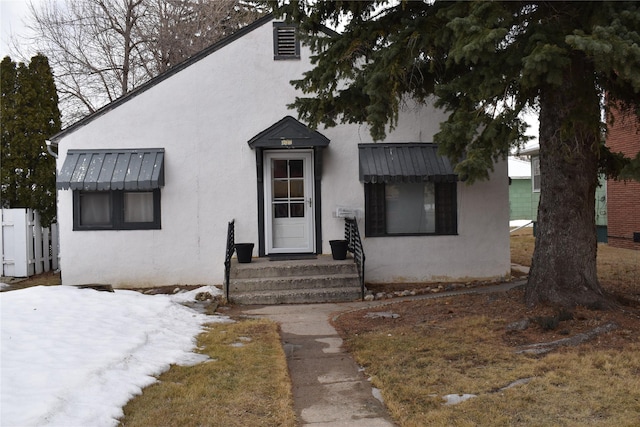 view of front facade featuring stucco siding