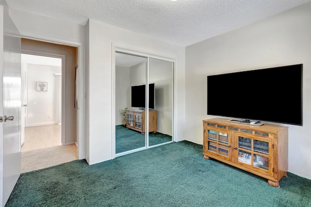 living area featuring carpet floors and a textured ceiling