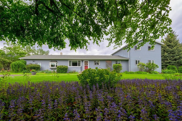 view of front of home with a front lawn