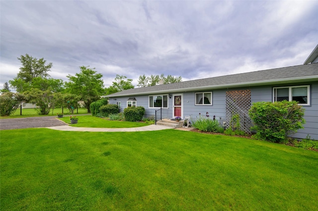 ranch-style house featuring a front yard