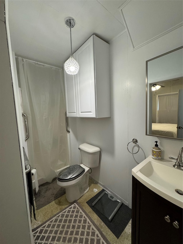 bathroom featuring a shower with shower curtain, toilet, and vanity