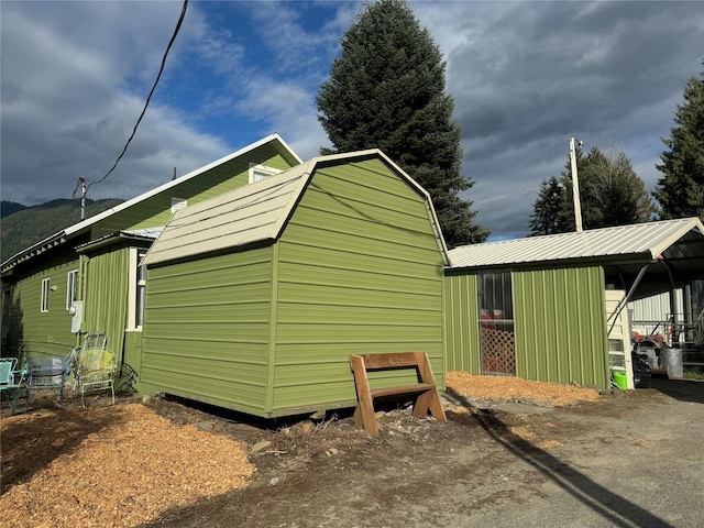 view of outdoor structure with an outdoor structure