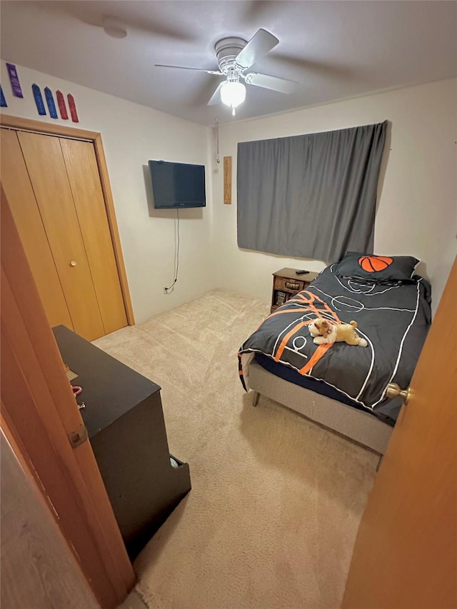 bedroom featuring a ceiling fan and carpet flooring