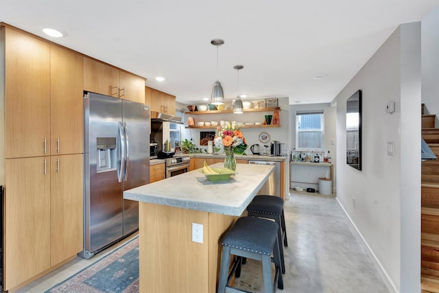 kitchen featuring open shelves, a kitchen island, stainless steel appliances, a breakfast bar area, and light countertops