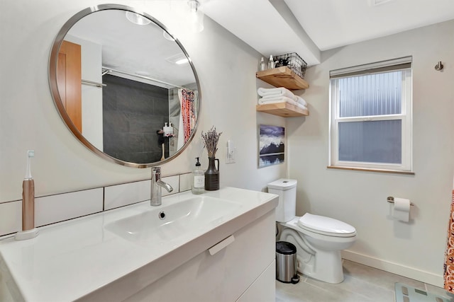 full bathroom with a shower with curtain, toilet, vanity, and baseboards