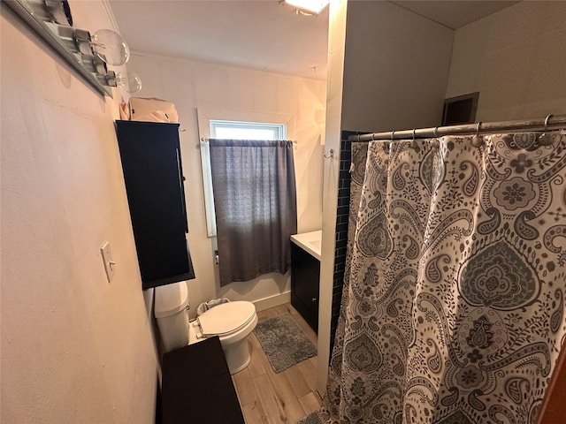 full bath featuring vanity, a shower with shower curtain, toilet, and wood finished floors