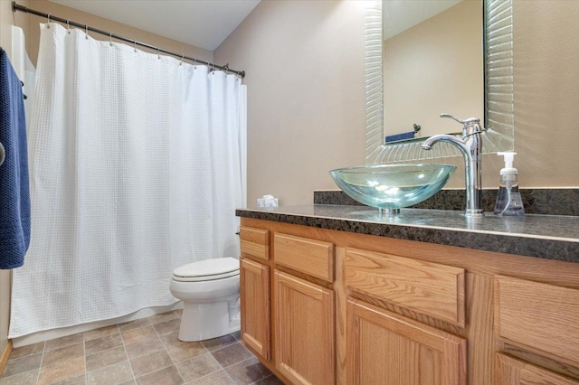 full bathroom featuring curtained shower, toilet, and vanity