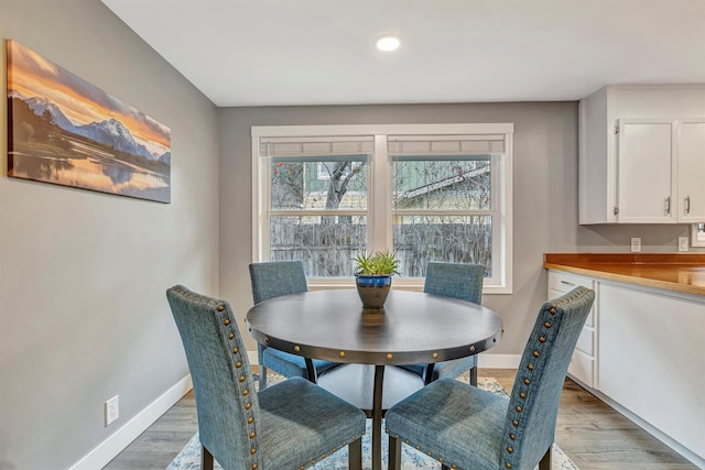 dining space featuring recessed lighting, light wood-type flooring, and baseboards