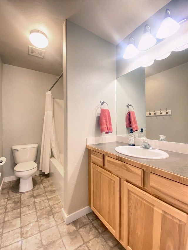 full bath featuring vanity, baseboards, visible vents, shower / bath combination with curtain, and toilet