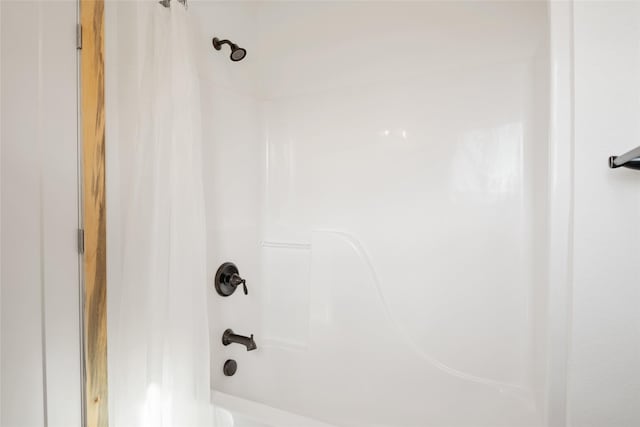 bathroom with shower / tub combo