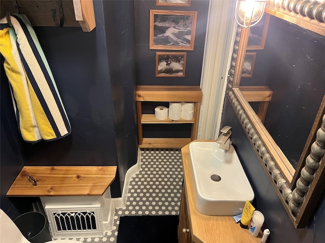 bathroom featuring a sink