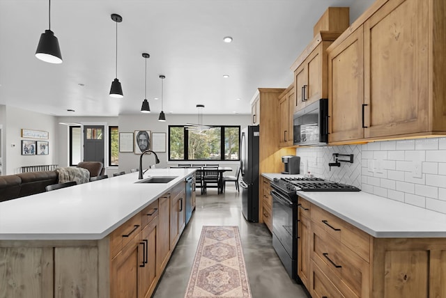 kitchen with black appliances, a kitchen island with sink, a sink, open floor plan, and decorative backsplash