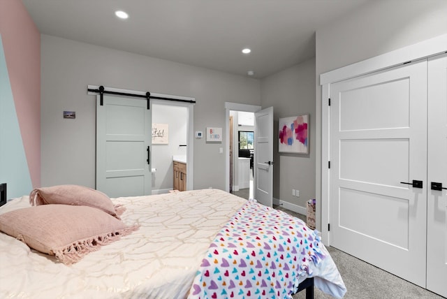 carpeted bedroom featuring recessed lighting, a barn door, baseboards, and connected bathroom