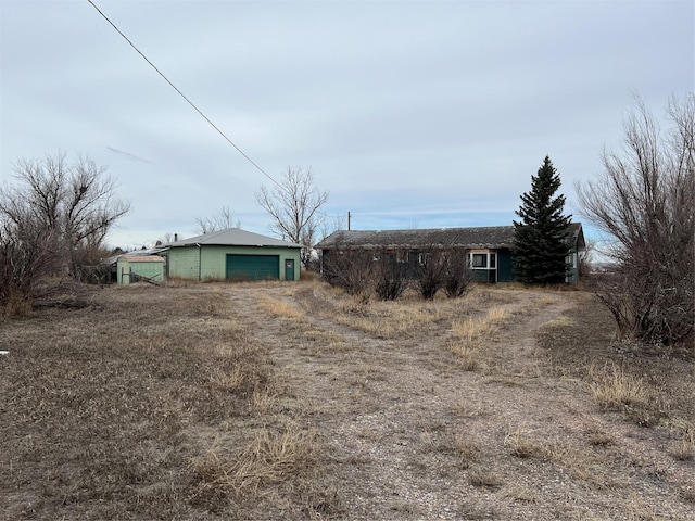 view of yard with a garage and an outdoor structure