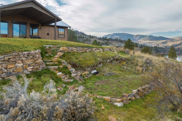 view of yard featuring a mountain view