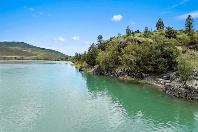 water view with a mountain view