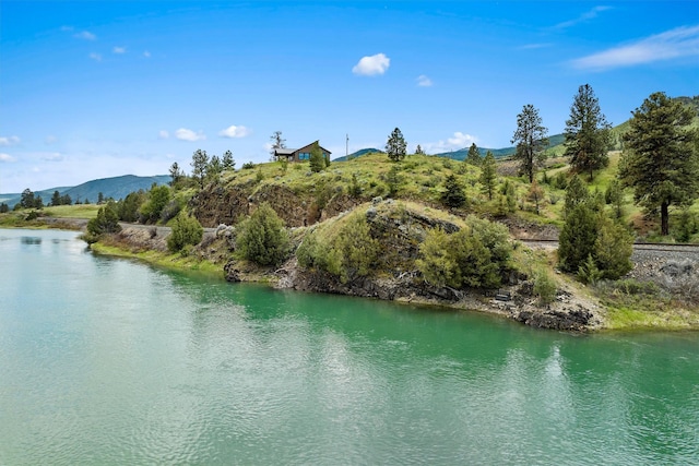 water view with a mountain view